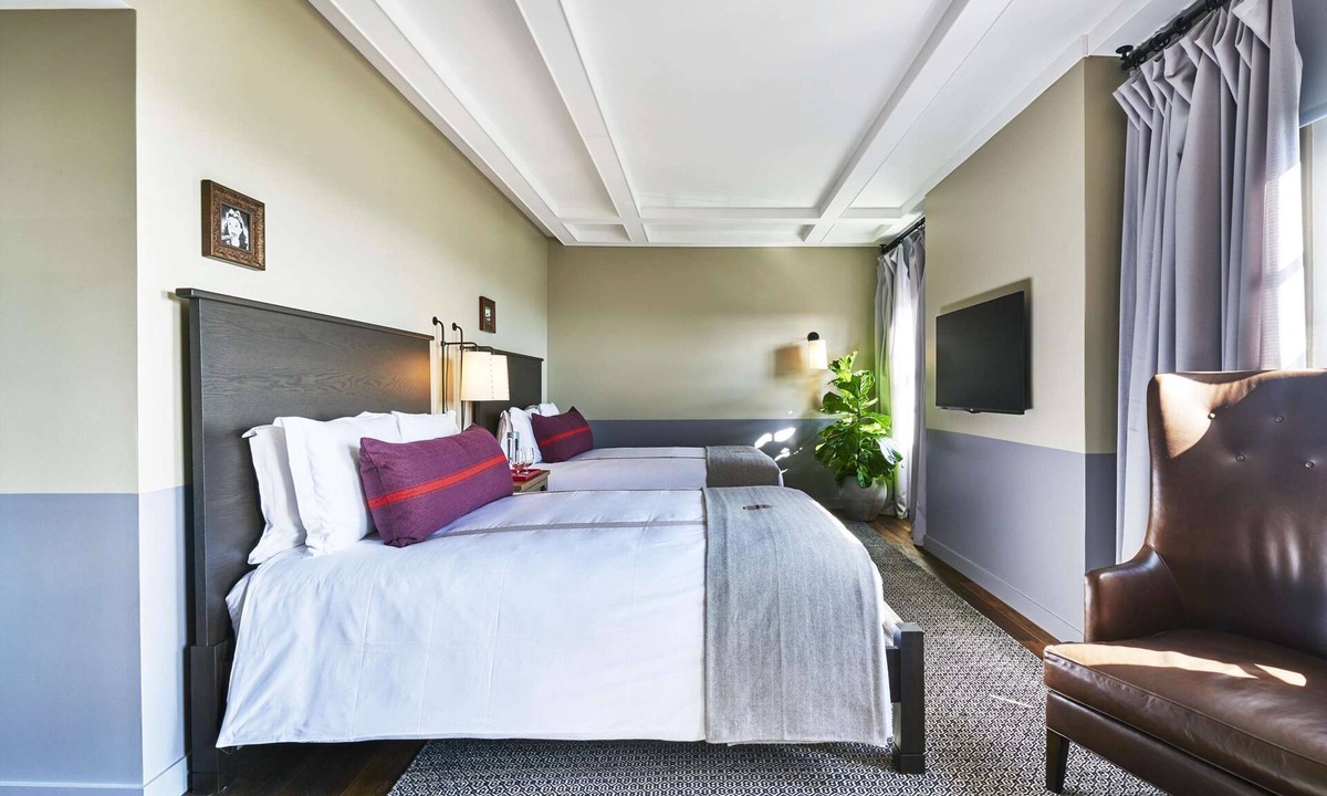 Hollywood Hotel | 1-Bedroom Suite at a 4⭐️ Hotel