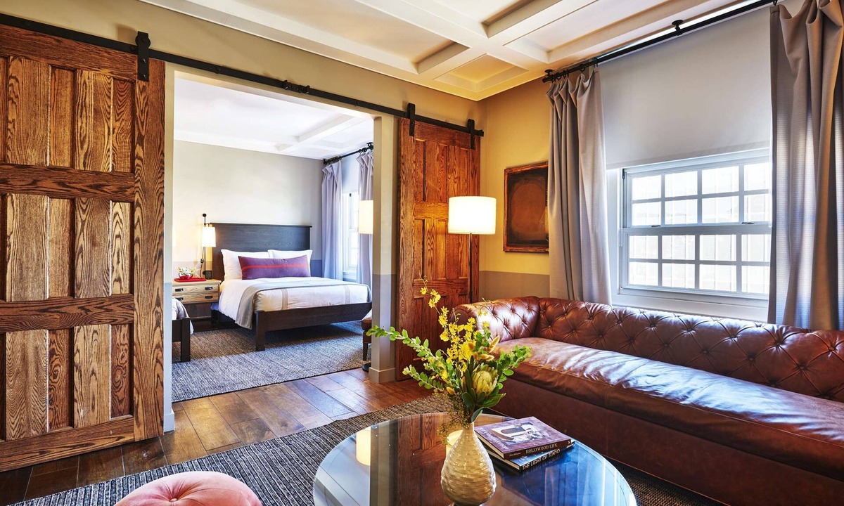 Hollywood Hotel | 1-Bedroom Suite at a 4⭐️ Hotel