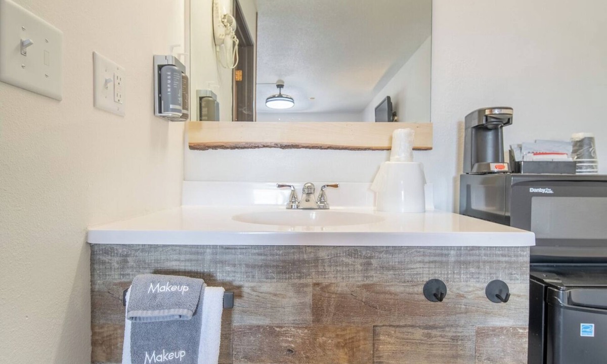 Pinnacles Entrance Badlands Hotel | 1-Hansen Inn & Cabins, Room, Double Queen, Ground Floor, No Pets, No Smoking