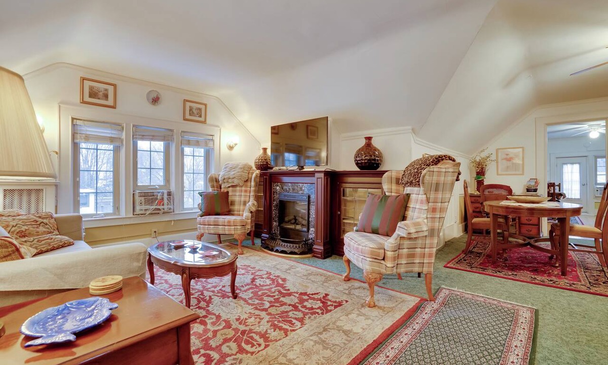 Lowry Hill Apartment | 1 Mi to Downtown: Apt w/Balcony in Minneapolis!