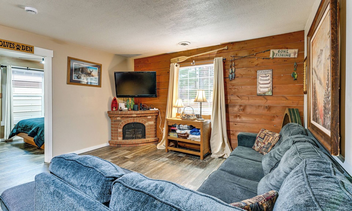 Hatfield House | 1 Mi to Lake Arbutus: Pet-Friendly Home w/Games