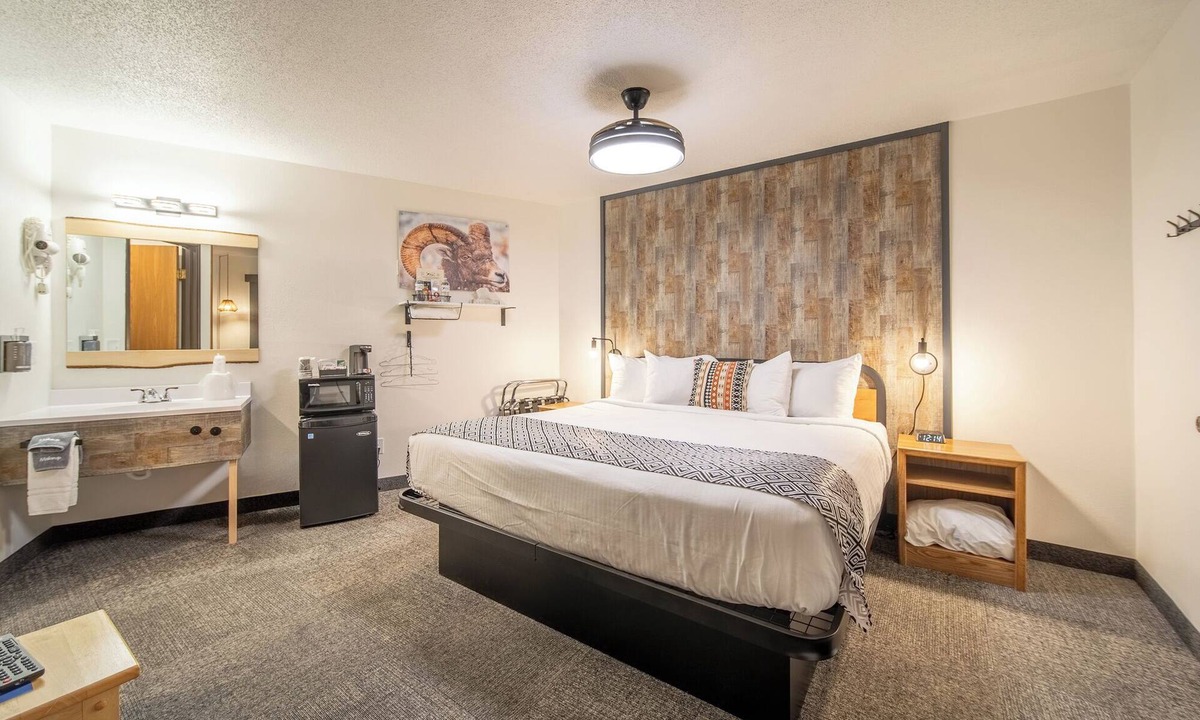 Pinnacles Entrance Badlands Hotel | 11-Hansen Inn & Cabins, Room, Single King, Second Floor, No Smoking, No Pets
