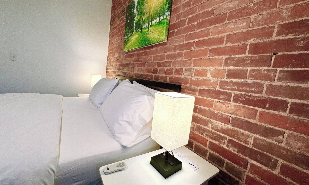 Dubuque Apartment | 115#201-Spacious 3-bedroom apartment with WiFi, AC in charming Dubuque