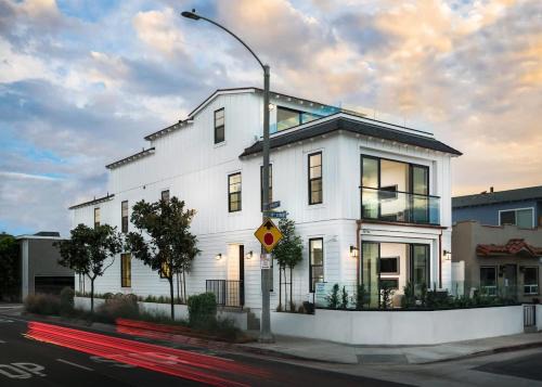 West Newport House | 130 - 39th - Stunning 3 Story with Rooftop Deck home