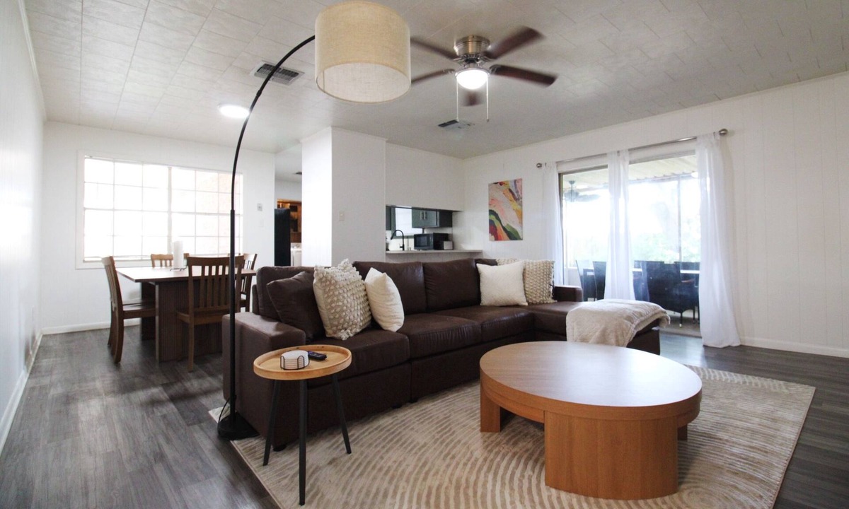 Houma House | 15% ALL OF JUNE! Spacious Screened- In Porch Perfect for Group Stays