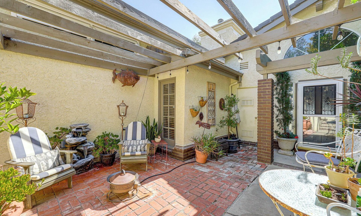 Santa Paula House | 16 Mi to Beaches & Wineries! Chic Peaceful Retreat