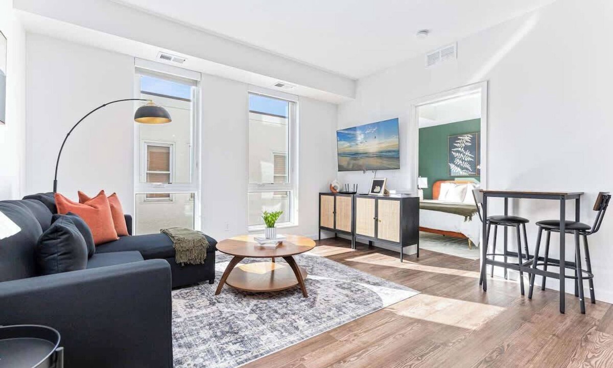Uptown Apartment | 1Bed Apt, Gym | Lowry Hill | Theater