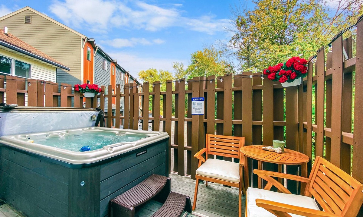 Sister Bay House | #1Downtown Spot | Walk to Beach, Hot Tub & Pets OK