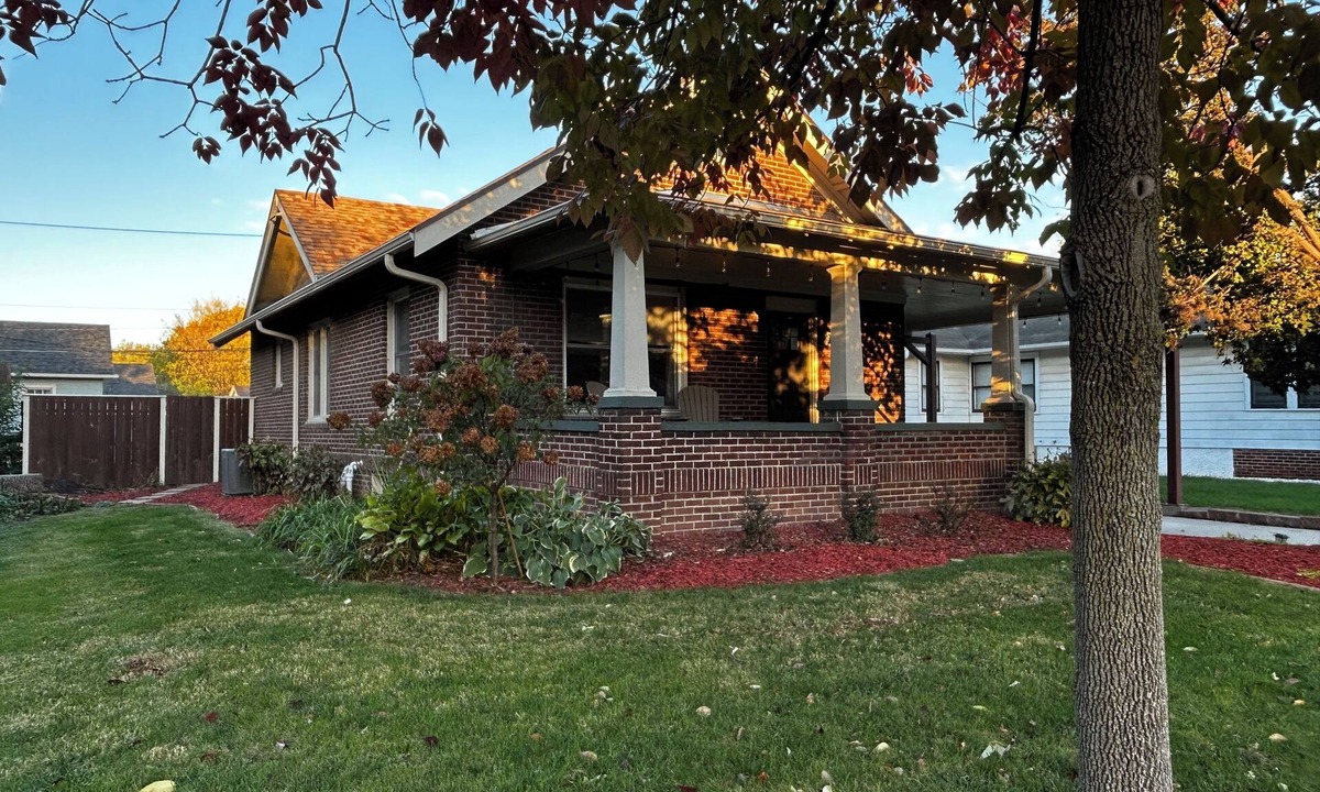 Ames House | 2 Bdrm home close to downtown Ames, Jack Trice, Hilton Coliseum & Stephens