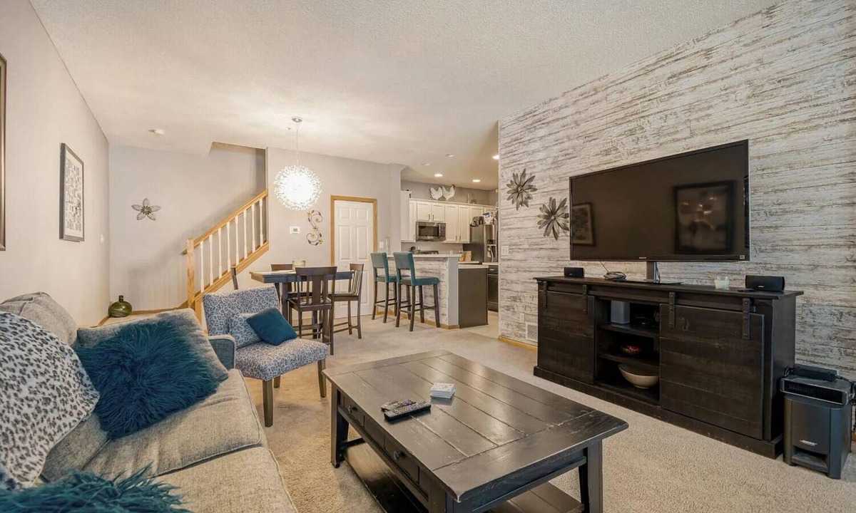 Blaine House | 2 bed 1.5 bath in Blaine, Mn in Club West-for 3m Open & Target USA attendance.