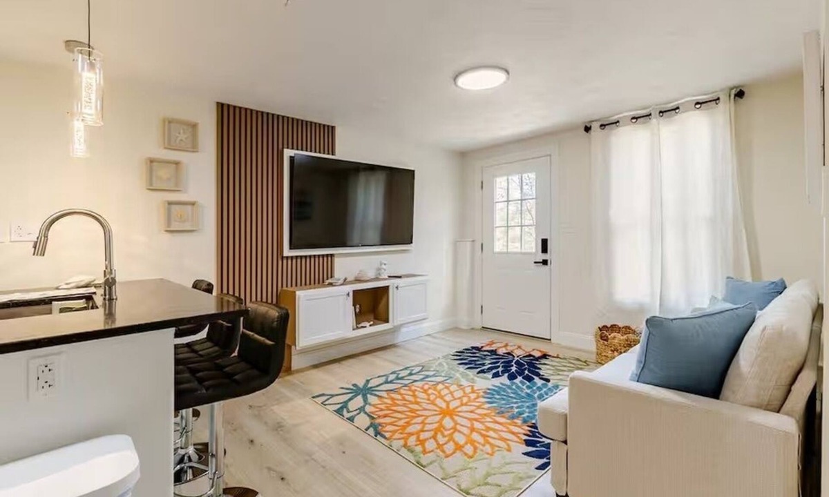 Plymouth Apartment | 2-bedroom corporate apartment in delightful Plymouth with AC