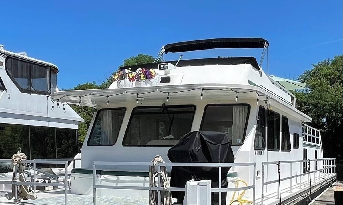 La Crosse Boat Rental | 2-bedroom house boat in beautiful La Crosse with AC comfort