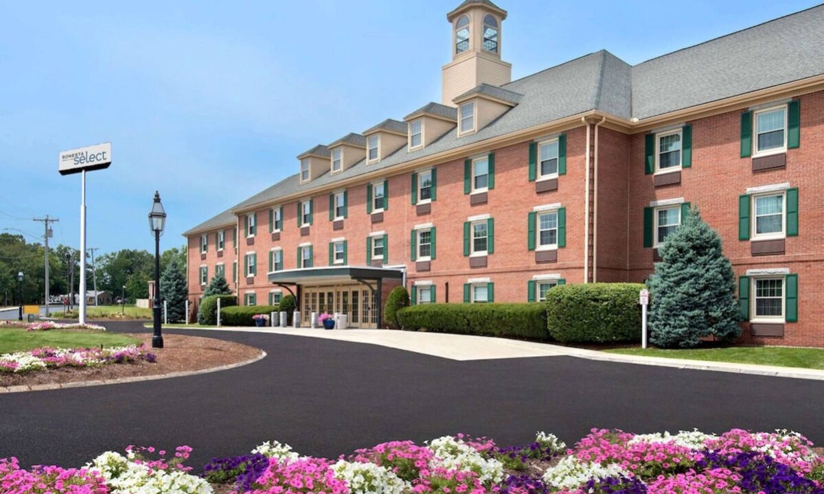 Woburn House | 2 Classy Units! FREE Parking, Pets Allowed, Close to USS Constitution Museum!