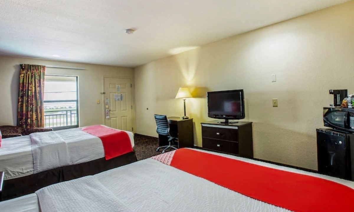 Port Allen Hotel | 2 Clean Rooms | Bright LSU Stay Close to Restaurants and Shopping Spot