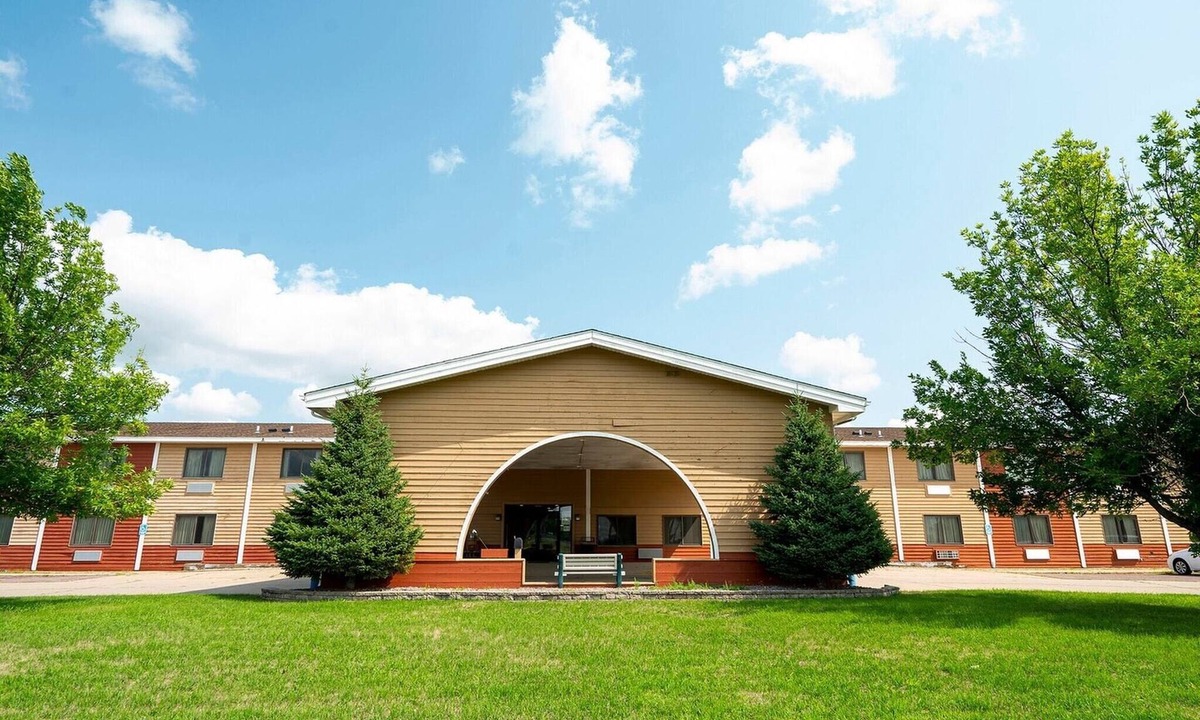 Redwood Falls Apartment | 2 Full Beds | Non-Smoking