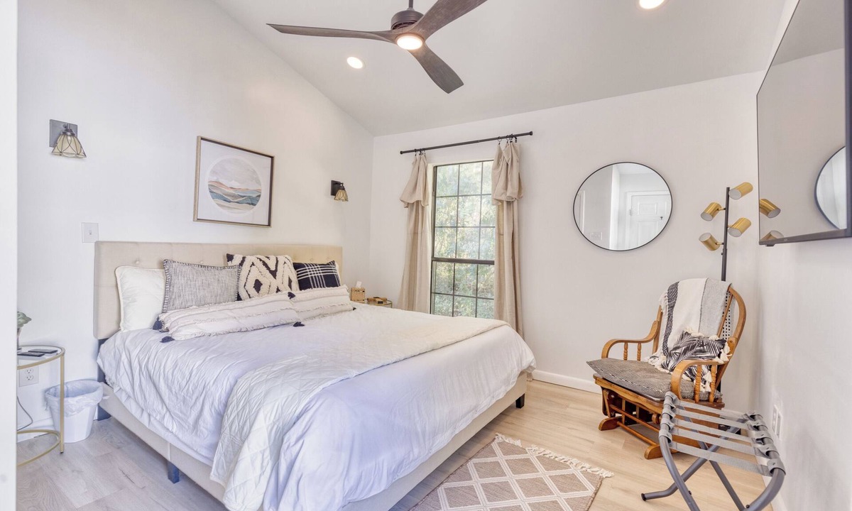 Waveland Cottage | 2 Kings by Beach n' Bay 3 blocks away