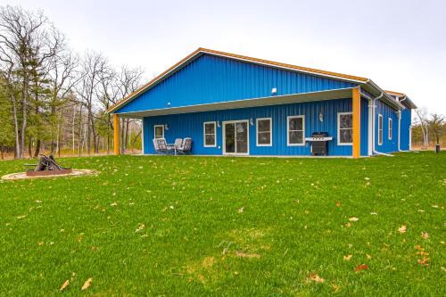 Abrams House | 2 Mi to Lake Michigan: Fire Pit, Grill, Patio!