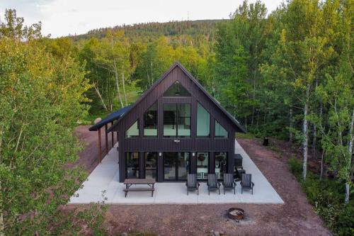 Lutsen House | 2 Mi to Lutsen Mtn: Modern Cabin w/Patio Fire Pit