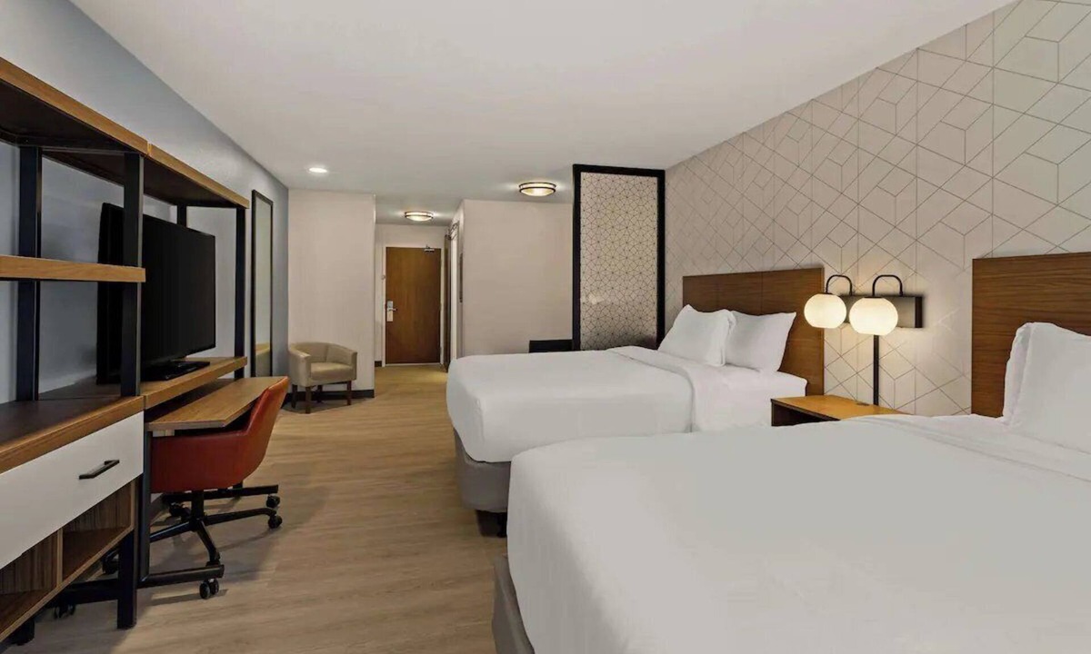 Temecula Hotel | 2 Pet-Friendly Suites Perfect for Wine Country Travelers | Free Parking