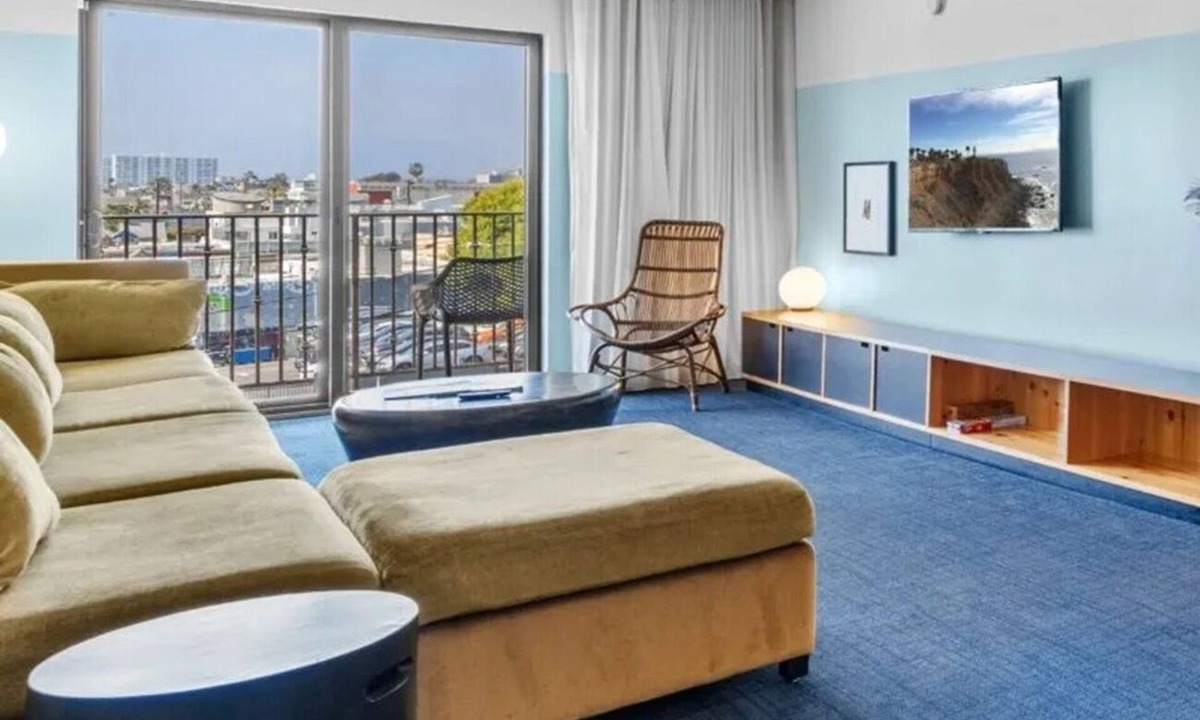 Venice Hotel | 2 Rooms w/Balcony | Kitchen | Rooftop Lounge | Free Breakfast | Pet friendly