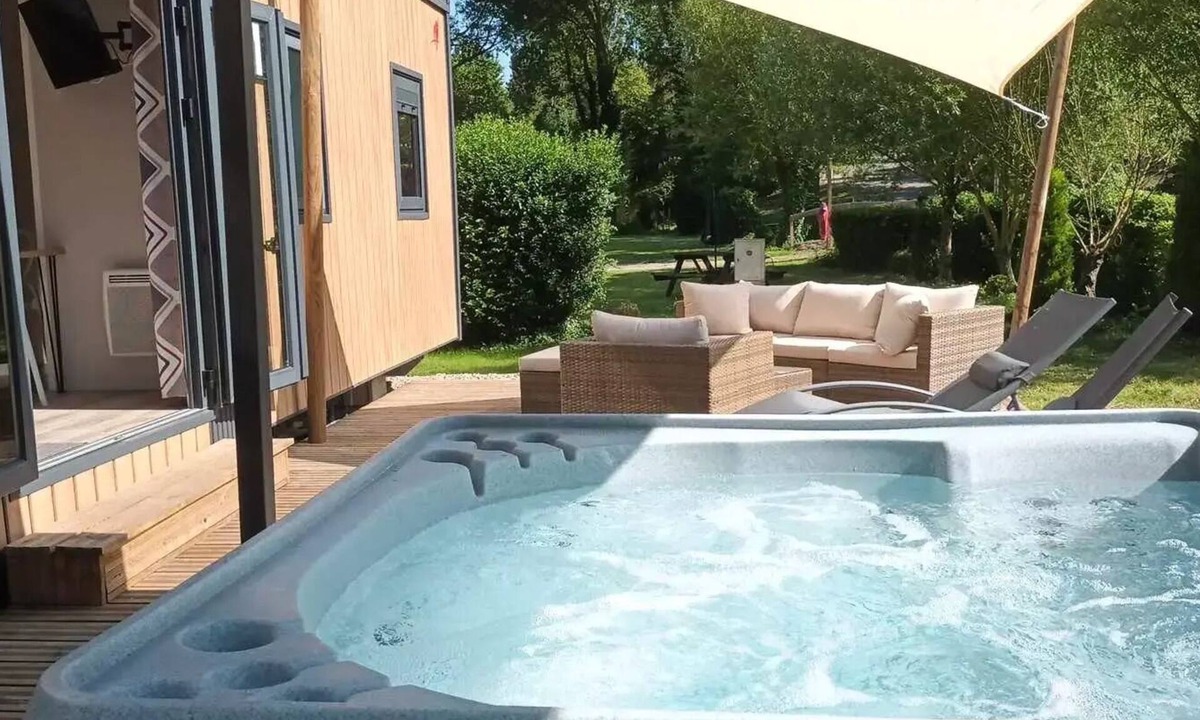 Bresles House | 21-Deluxe Lodge + outdoor hot tub + made-up beds + towels + hot beverage kit - 2–8 people (4 to 8 people) - 4 people included