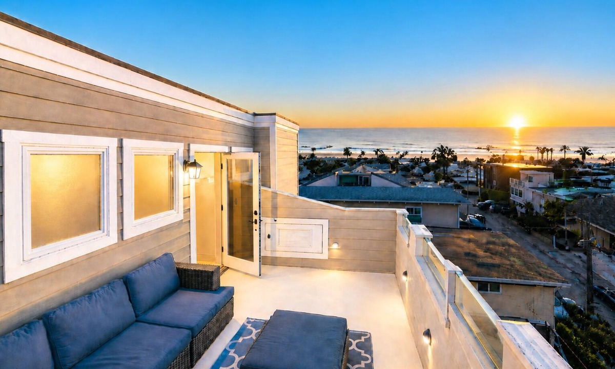 Pierpont Bay House | 25% Off July30-Aug1 -Walk To Beach, Amazing Views*