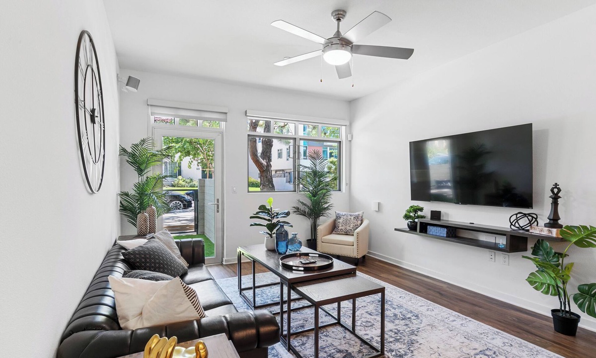 Carthay Circle Hotel | 2BR Apt Near BH & The Grove w/Parking & Pool