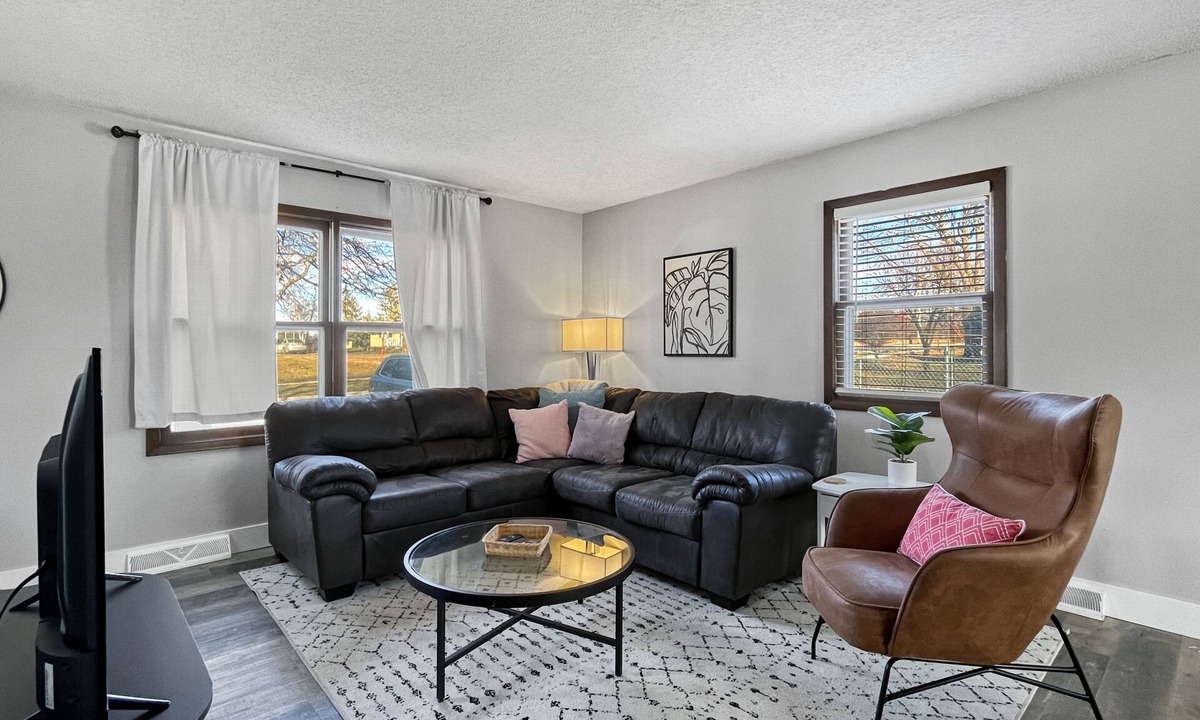 Clive House | 2BR Cozy Townhouse WDM/Clive!