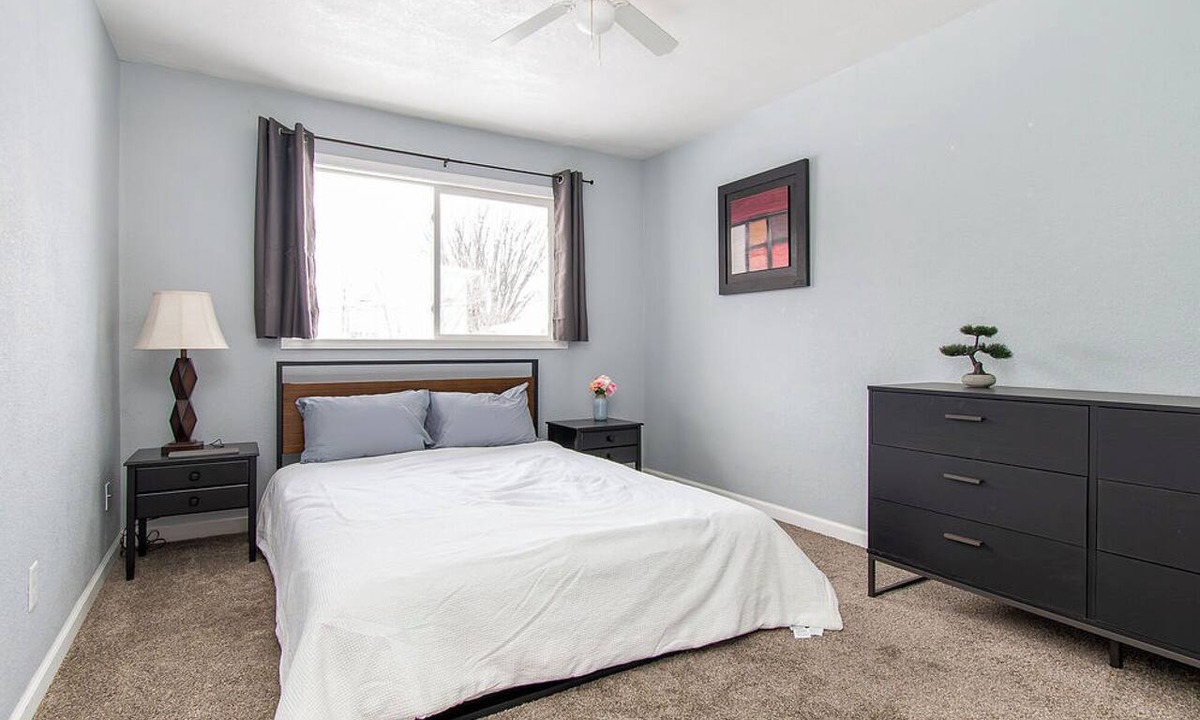 Fargo Apartment | 2BR I 4 mins to FargoDome, Free Pking, Queen x 2