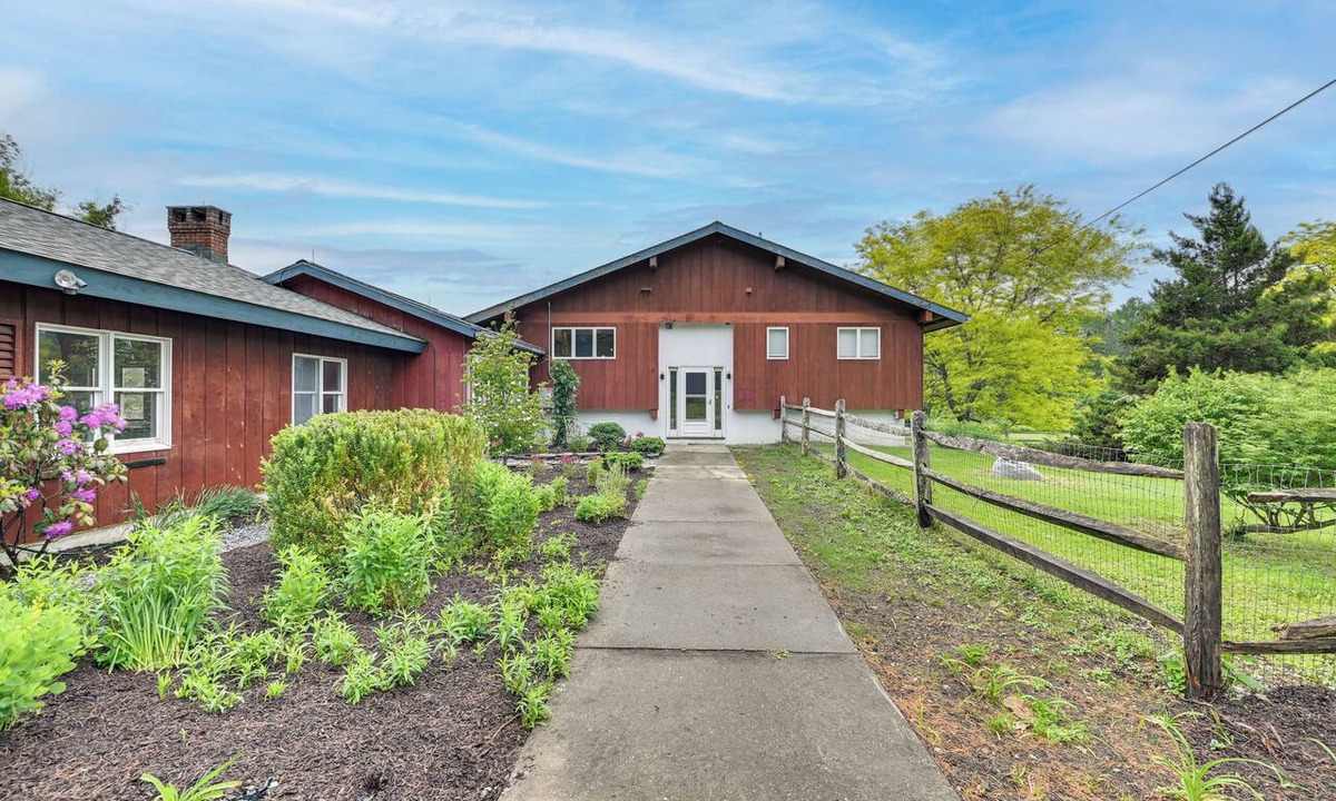 Richmond House | 3 Acres, Mtn Views, Hot Tub, Steps to Winery