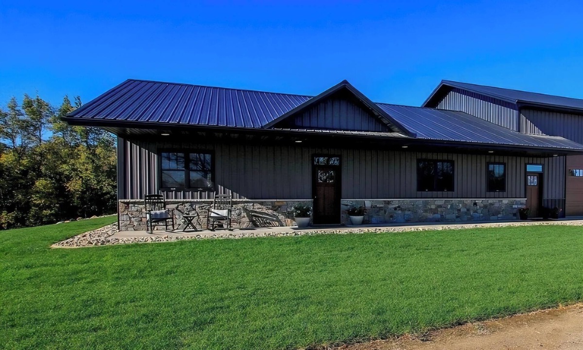 Hutchinson House | 3 bed 2 bath luxury home next to crow river private.