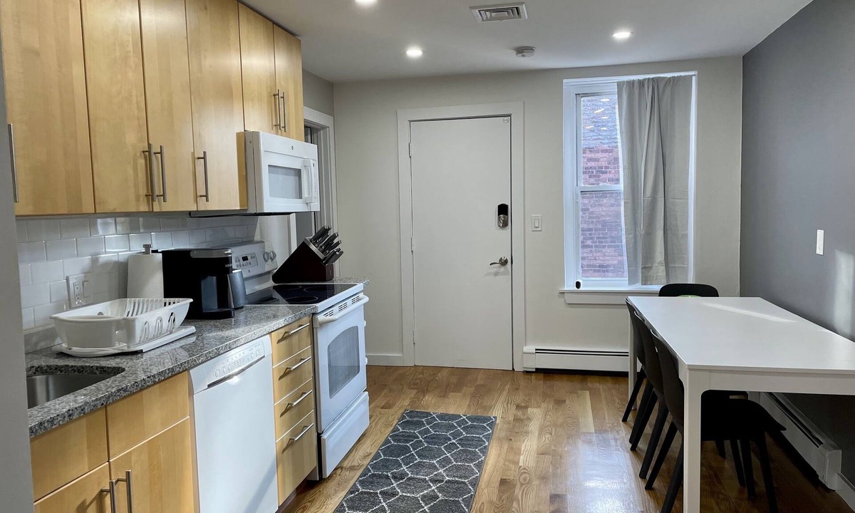 The Port Apartment | 3 Bedroom Apt in Central Cambridge, walk to Harvard/MIT, in-unit laundry & A/C