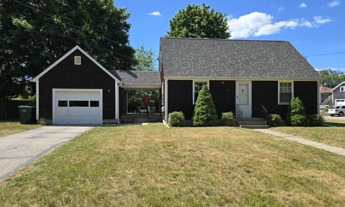 North Kingstown House | 3 Bedroom cottage just blocks from the beach