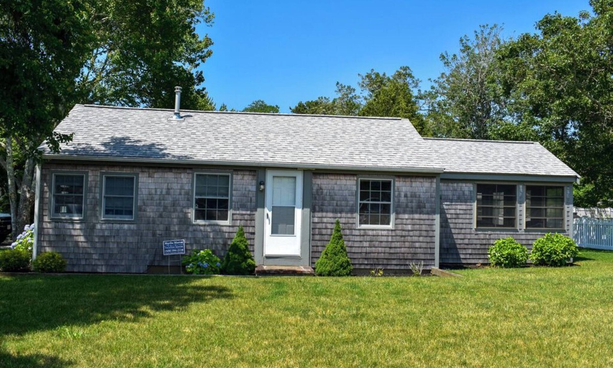 West Dennis House | 3 bedroom home with ac, walk to the beach!