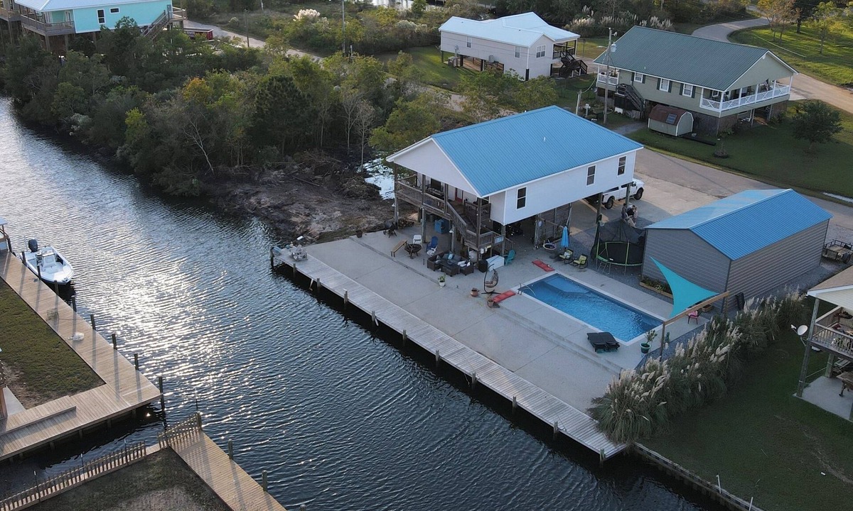 Shoreline Park House | 3 bedroom house, full size swimming pool and 100' of docked waterfront access.