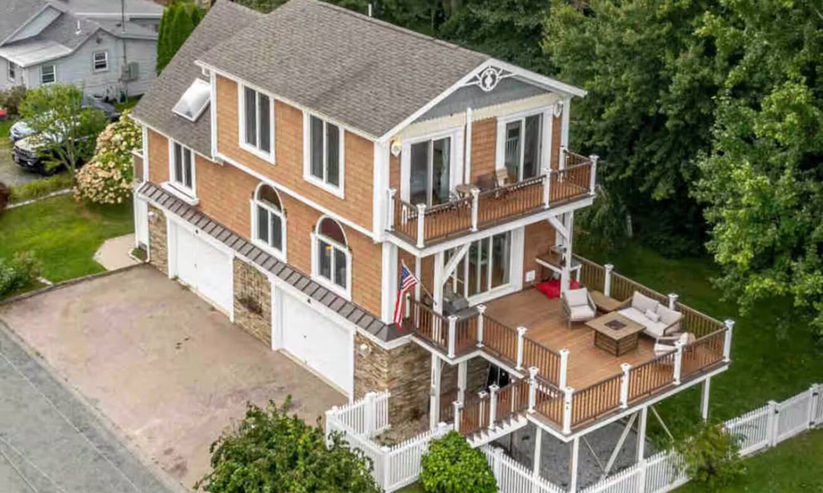 Bonnet Shores House | 3-bedroom house in peaceful Narragansett - Walk to Beach!