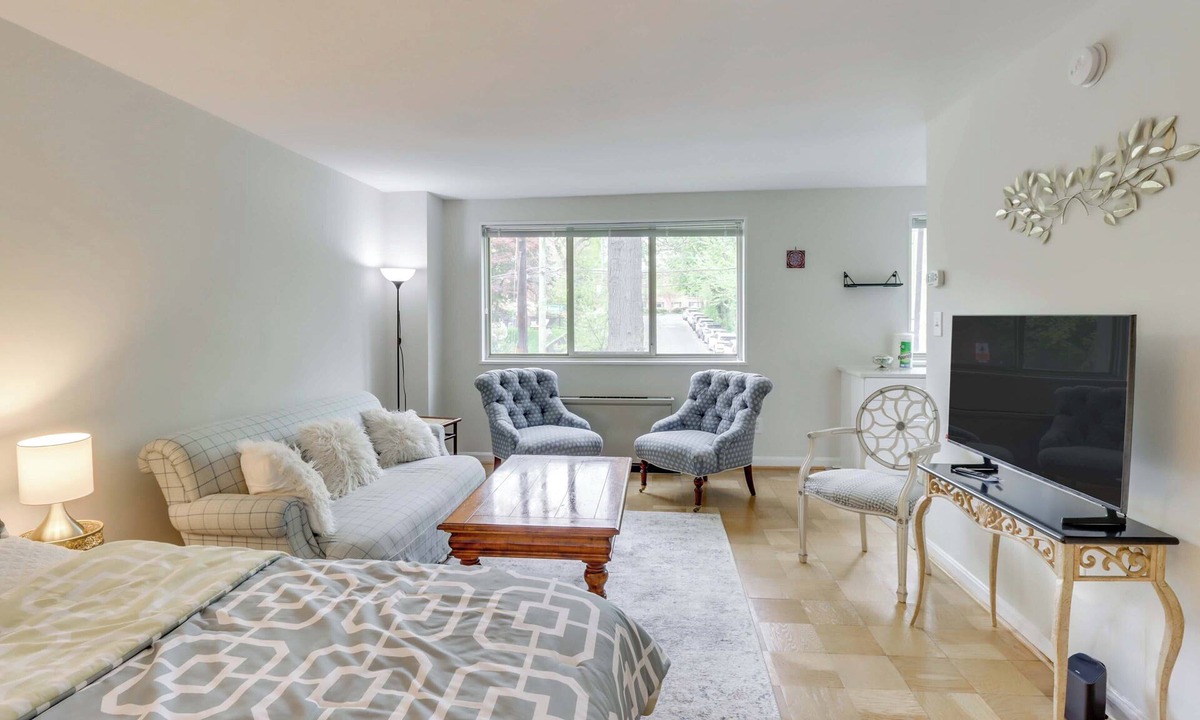Cleveland Park Apartment | 3 Mi to Nat'l Mall: Convenient DC Home Base!