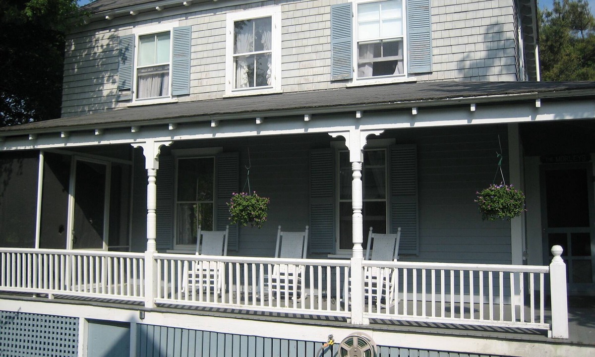 North Falmouth House | 3 minute walk to Megansett Beach. Spacious 4-bedroom Victorian