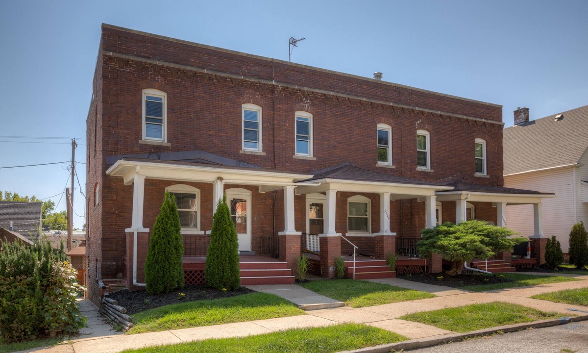 Downtown Omaha House | 3509 Fabulous Midtown Townhome! Walk to TWO entertainment districts!