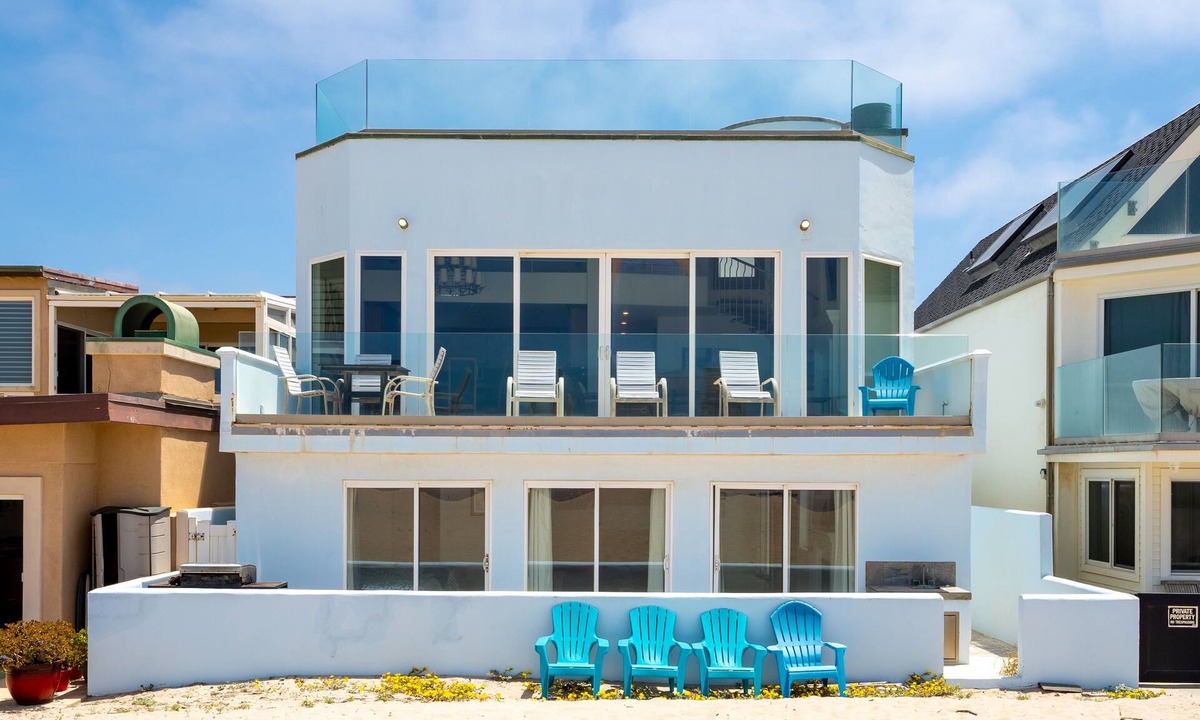 Hollywood House | 3525O - Big Blue Beauty: 3 BR, 5 BA House in Oxnard, Sleeps 6