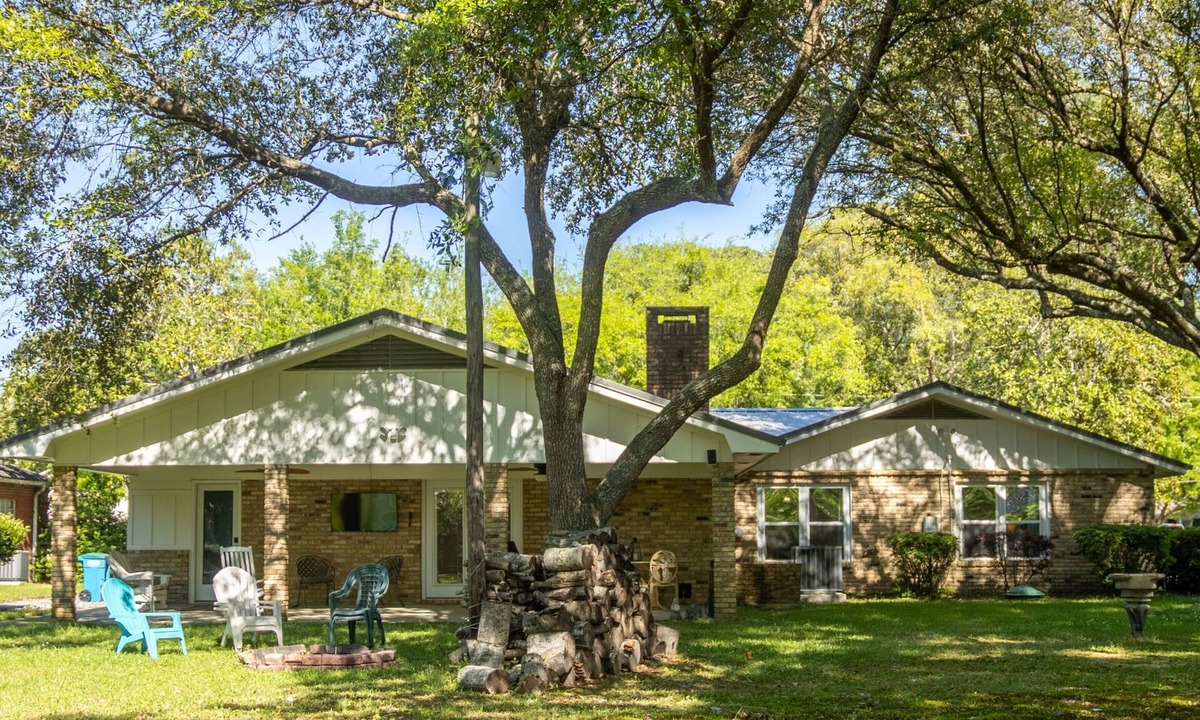 Gulf Hills House | 3BR/2,5BA close to Beach, Casinos & Downtown Ocean Springs! Shorebound