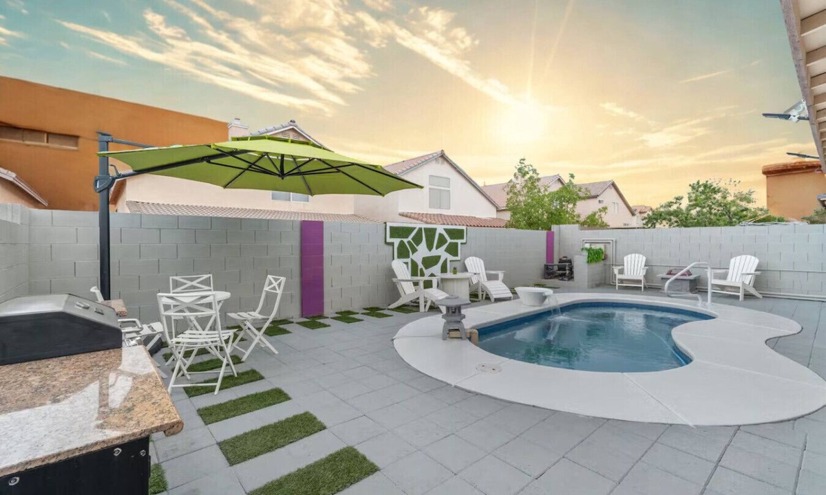 Spring Valley House | 3BR/3BA w/Pool & BBQ 15 Mins to Strip & Airport