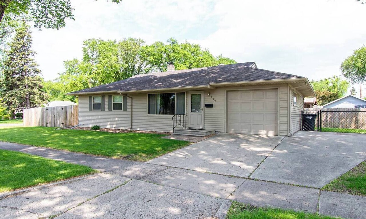 Fargo House | 3BR I 3 min to NDSU, Fenced Yard, Ping Pong, King