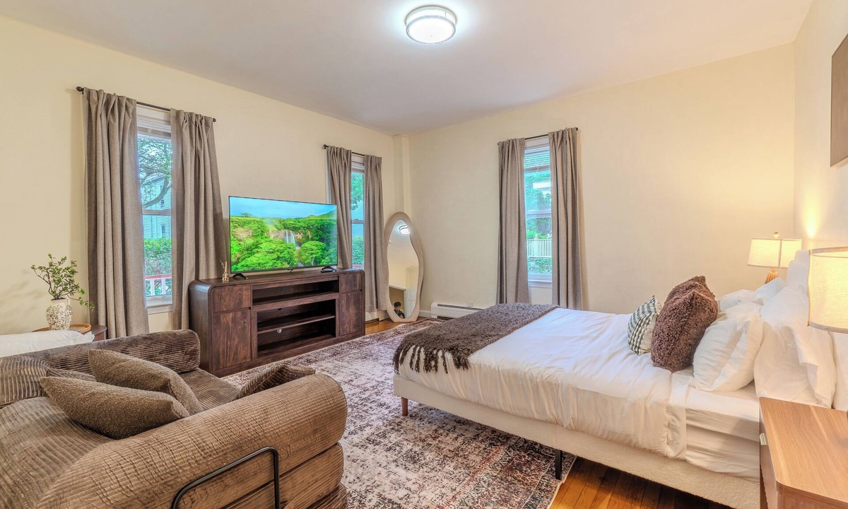 East Somerville Apartment | 4 Bed Cozy Apartment in peaceful Somerville