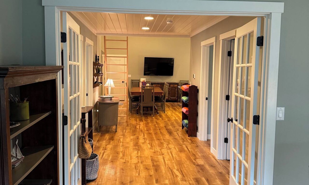 Arnolds Park Cottage | 4-bedroom cottage, walk to restaurants,entertainment,beach,dock park,shopping