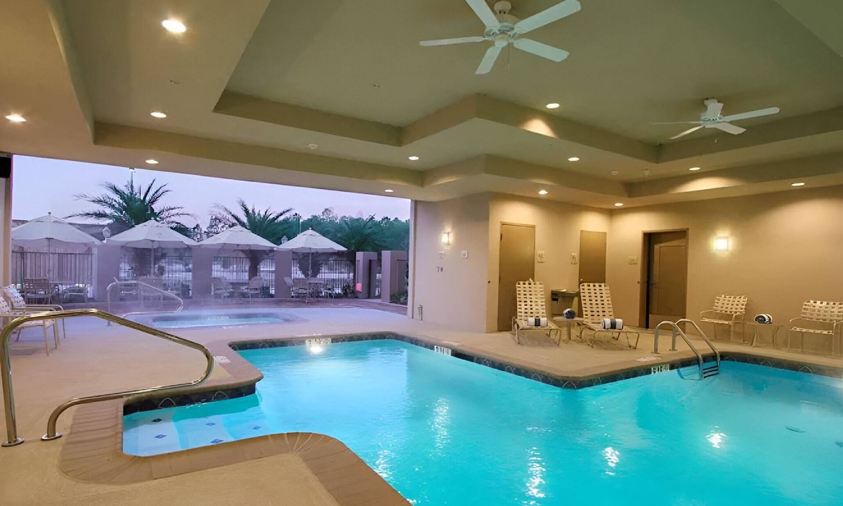 Covington Hotel | 4 Rooms with 2 Queens for Families with Modern Amenities Near Lake Pontchartrain