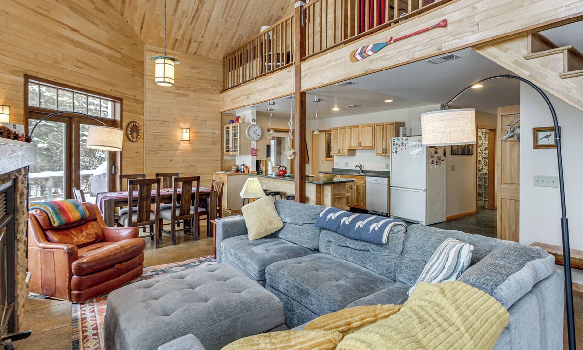 Tower Cabin | 4-Season Recreation: Secluded Pike River Cabin
