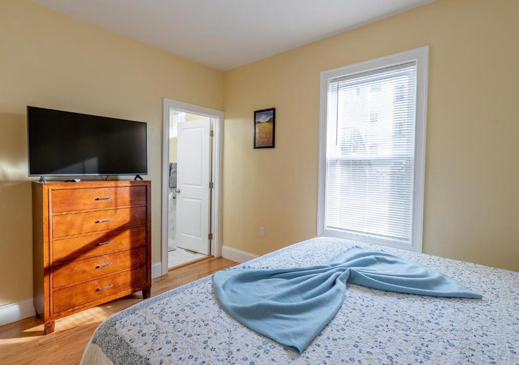 Dudley - Brunswick King Apartment | 4BR Boston Apt - Pet Friendly & Free Parking, near MBTA Station 2331
