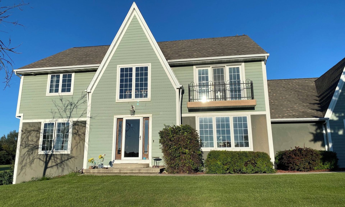 De Pere House | 5 Bedroom 5 bath custom home 17 min from Lambeau with hot tub