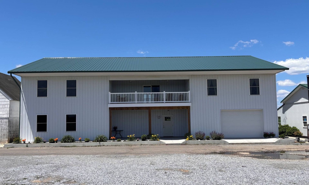 Smyrna House | 5 Bedroom Barndo at Historic Pratt Farm Lodge in Smyrna, DE. Sleeps up to 16